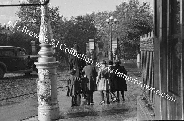 OUTSIDE SHELBOURNE HOTEL POLICEMAN WITH CHILDREN